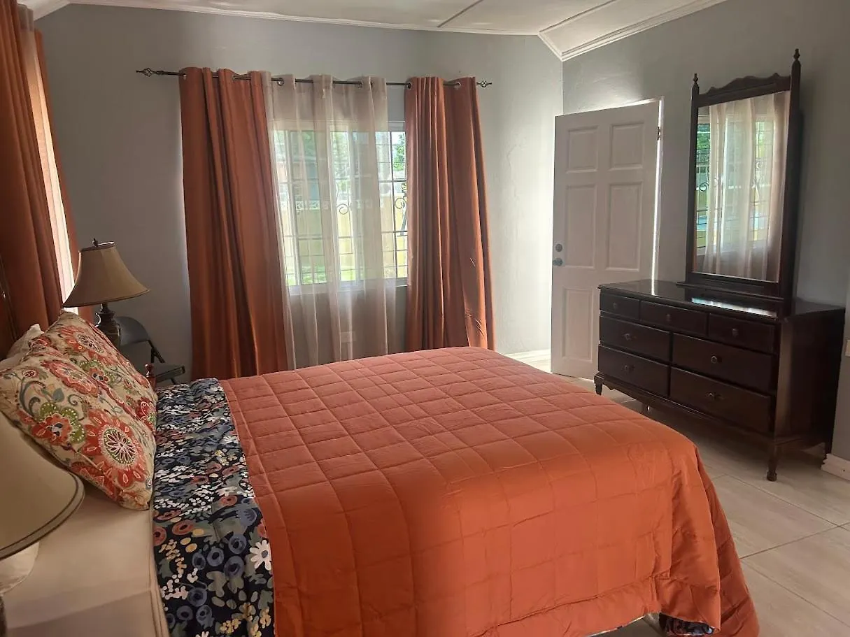Marge'S Vacation Rentals Negril Inn