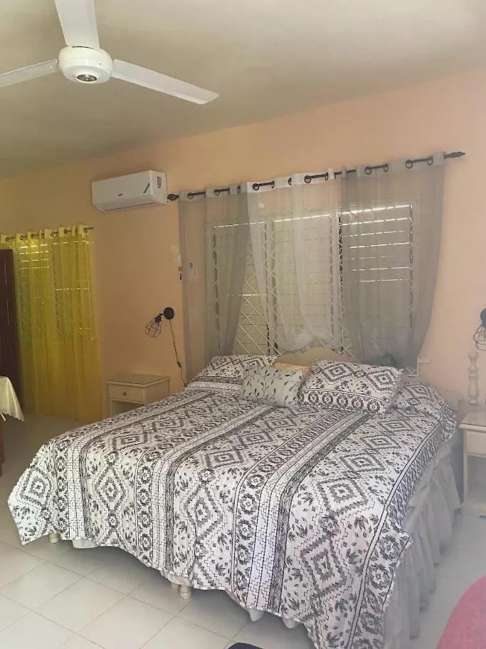 Marge'S Vacation Rentals Negril Inn